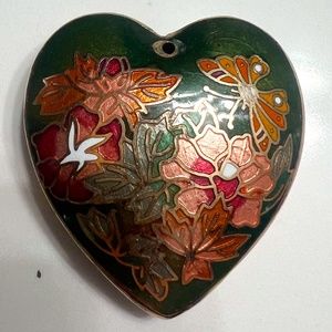 green vintage heart shape cloisonné pendant. Great for jewelry making